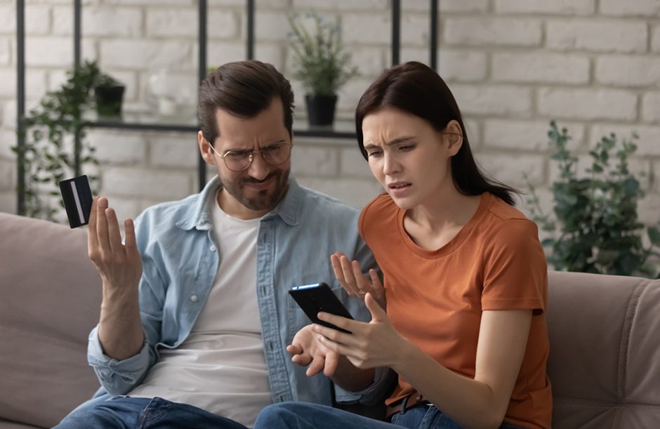 Couple in hotel can't get mobile signal