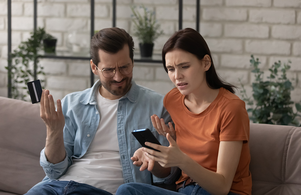 Couple in hotel can't get mobile signal