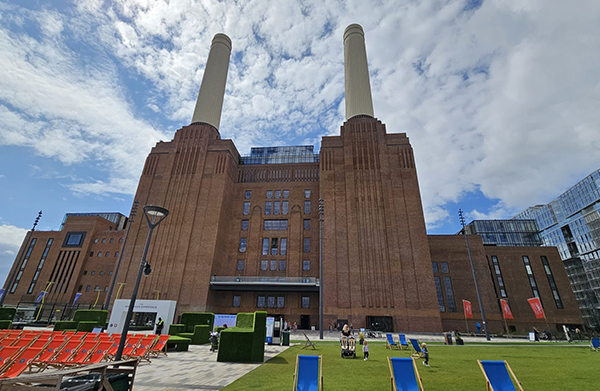 view of Battersea power station from Battersea underground station mobile phone coverage